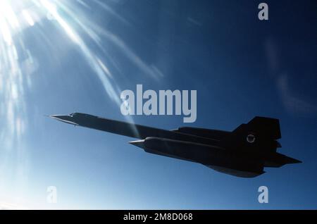 Eine Luft-Luft-Ansicht von links eines SR-71-Flugzeugs. Land: Unbekannt Stockfoto