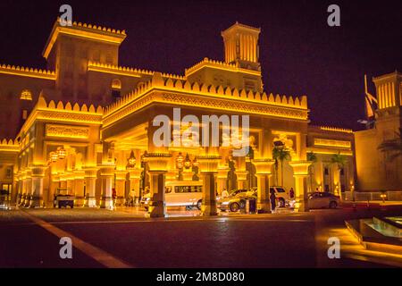 Al Qasr bei Nacht in Dubai VAE Stockfoto