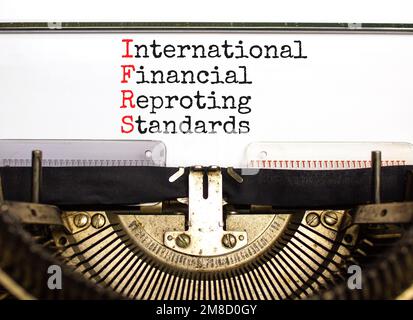 IFRS-Symbol. Konzeptbegriffe IFRS International Financial Reporting Standards auf Schreibmaschine auf wunderschönem weißen Hintergrund. IFRS International für Unternehmen f Stockfoto