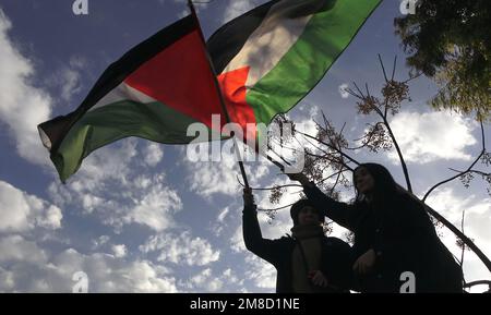 JERUSALEM, ISRAEL - JANUAR 13: Israelische linksgerichtete Aktivisten schwenken palästinensische Flaggen während einer Demonstration gegen israelische Besetzungs- und Siedlungsaktivitäten im Viertel Scheich Jarrah am 13. Januar 2023 in Jerusalem, Israel. Der israelische nationale Sicherheitsminister Itamar Ben-Gvir hat die Polizei angewiesen, palästinensische Flaggen von öffentlichen Orten aus zu verbieten. Seine Anordnung folgt auf eine Reihe weiterer Strafmaßnahmen gegen die Palästinenser seit der Machtübernahme durch die neue Hardline-Regierung des Landes im letzten Monat. Kredit: Eddie Gerald/Alamy Live News Stockfoto