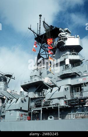 Nahaufnahme des Aufbaus des Schlachtschiff USS MISSOURI (BB-63), während das Schiff im Hafen anlegt. Basis: San Diego Staat: Kalifornien (CA) Land: Vereinigte Staaten von Amerika (USA) Stockfoto