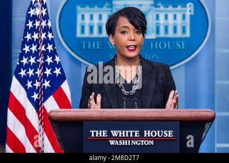 Senior Advisor for Public Engagement Keisha Lance Bottoms spricht am 13. Januar 2023 im White House Briefing Room in Washington, DC, USA. Bottoms sprach über die Reise des Präsidenten zum 15. Januar nach Atlanta, wo er eine Predigt in der historischen Ebenezer Baptist Church halten wird. Stockfoto