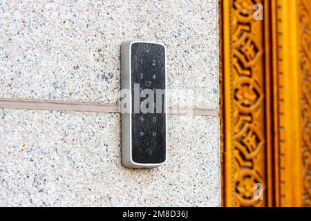 Schwarzes elektrisches Codeschloss aus Metall mit digitaler Tastatur und Kartenzugang in der Nähe der Haustür. Stockfoto