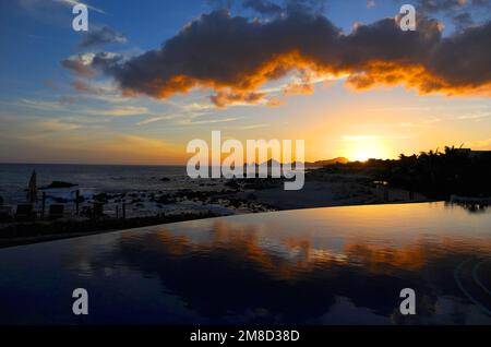 Sonnenuntergang am Pool in Cabo San Lucas. Stockfoto