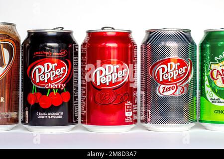 DUSCHANBE, TADSCHIKISTAN - 12. SEPTEMBER 2022: Verschiedene Arten von beliebten Dr. Pepper kohlensäurehaltigen Soda-Dosen (Classic, Cherry und Zero) auf weißem Hintergrund Stockfoto