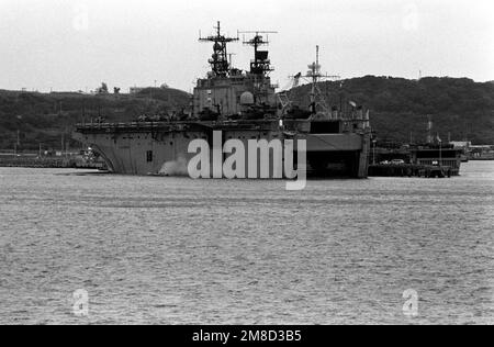 Das amphibische Sturmschiff USS PELELIU (LHA-5) liegt gefesselt an einem Pier, da die Ausrüstung vor dem kombinierten südkoreanischen/US-Übungsteam Spirit '90 geladen wird. Betreff Operation/Serie: TEAMGEIST '90 Staat: Okinawa Land: Japan (JPN) Stockfoto