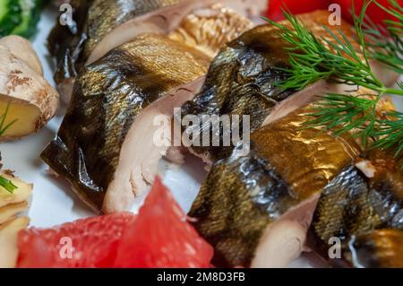 Scheiben geräucherter Fischmakrele oder scomber auf einem weißen Gericht mit Zitrone, Apfel, Ingwer, Gurke, Paprika, Grapefruit, Dill, Draufsicht. Stockfoto