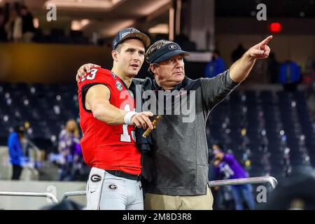 Inglewood, Kalifornien. 9. Januar 2023. Georgia Bulldogs Quarterback Stetson Bennett (13) und Georgia Bulldogs führen Coach Kirby Smart Point nach dem Sieg beim College Football Playoff National Championship Game zwischen den TCU Horned Frogs und den Georgia Bulldogs am 9. Januar 2023 im SoFi Stadium in Inglewood, Kalifornien. (Obligatorischer Kredit: Freddie Beckwith/MarinMedia.org/Cal Sport Media) (absoluter vollständiger Fotograf und erforderliche Credits).Fernsehen oder gewinnorientierte Zeitschriften Wenden Sie sich direkt an MarinMedia. Kredit: csm/Alamy Live News Stockfoto