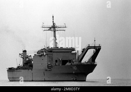 Das Panzerlandeschiff USS TUSCALOOSA (LST-1187) befindet sich vor der Küste während des kombinierten südkoreanischen/US-Übungsteams Spirit '90. Betreff Operation/Serie: TEAMGEIST '90 Land: Republik Korea (KOR) Stockfoto