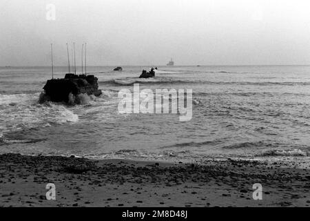 Ein Amphibienkommando des Marine Corps AAVC-7A1 folgt zwei anderen Amphibienfahrzeugen, die während des kombinierten südkoreanischen/US-Übungsteams Spirit '90 zu ihrem Schiff zurückkehren. Betreff Operation/Serie: TEAMGEIST '90 Basis: Pohang Land: Republik Korea (KOR) Stockfoto