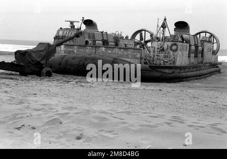 Ein M-198 155mm-Haubitzer wird vom Luftkissenlandefahrzeug LCAC-18 weggeschleppt, nachdem er am D-Day des kombinierten südkoreanischen/US-Übungsteams Spirit '90 an Land gekommen ist. Betreff Operation/Serie: TEAMGEIST '90 Basis: Pohang Land: Republik Korea (KOR) Stockfoto