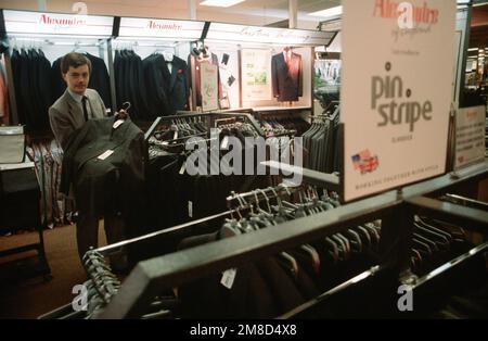 Ein Manager für ein Basislager beim Army/Air Force Exchange Service stellt Anzüge aus. Stützpunkt: Luftwaffenstützpunkt Ramstein Bundesland Rheinland-Pfalz Land: Deutschland / Deutschland (DEU) Stockfoto