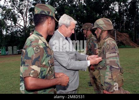 Sekretär der Armee Michael Stone überreicht einen Preis an einen Soldaten der 25. Infanteriedivision (Light), während er den Stützpunkt besucht. Basis: Schofield Barracks, Kaneohe Bay Bundesstaat: Hawaii (HI) Land: Vereinigte Staaten von Amerika (USA) Stockfoto