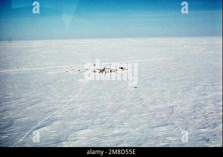 Das Lager, das als Stützpunkt für den Einsatz unter Eis der Atom-U-Boote USS GURNARD (SSN 662) und USS SEAHORSE (SSN 669) genutzt wird, wird von Schnee und Eiskrabbe in den Schatten gestellt. Basis: Ice Camp Aplis Country: Arktischer Ozean Stockfoto