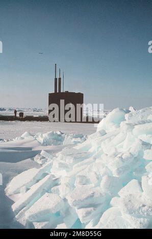 Ein Blick auf das Segel des nuklearbetriebenen Angriffs-U-Boots USS GURNARD (SSN 662) kurz nachdem das Schiff während der Übung ICE EX '90 durch das Eis am Nordpol aufgetaucht war. Betrifft Operation/Serie: ICE EX '90 Land: Nordsee Stockfoto