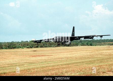 Das Bombardement Wing B-52G Stratofortress-Flugzeug von 43., bekannt als „Darwin's Pride“, landet an der Royal Australian Air Force (RAAF) Air Command Base. Das Flugzeug, das aus den USA ausgemustert wird Air Force Service, wird in einem Museum am Stützpunkt ausgestellt. Basis: RAAF Darwin Staat: Northern Territory Country: Australien (AUS) Stockfoto