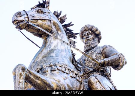 DUSCHANBE, TADSCHIKISTAN - 2. JULI 2022: Die Bronzestatue von Giyas ad-DIN Muhammad, einem Sultan aus der Ghurid-Dynastie. Stockfoto