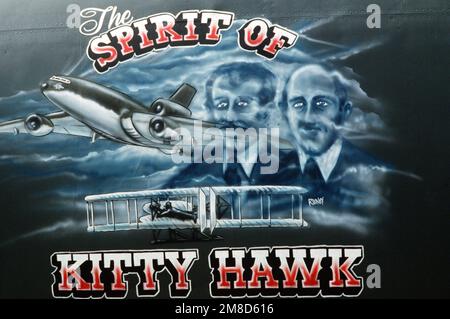 Ein Blick auf die Kunstwerke an der Nase des 60. und des letzten KC-10 Extender-Flugzeugs, die in die USA geliefert werden sollen Air Force von der Douglas Aircraft Co Das Flugzeug, bekannt als „The Spirit of Kitty Hawk“, wird dem 68. Luftbetankungsflügel am Seymour Johnson Air Force Base, North Carolina, zugewiesen. Basis: Long Beach Bundesstaat: Kalifornien (CA) Land: Vereinigte Staaten von Amerika (USA) Stockfoto