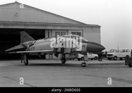 Ein ferngesteuertes Drohnenflugzeug QF-4B Phantom II wird aus einem Hangar abgeschleppt. Der um das Flugzeug angebrachte Gurt ermöglicht es einem Helikopter, das Flugzeug anzuheben und zu transportieren. Basis: PAC Missile Test Ctr, Point Mugu Staat: Kalifornien (CA) Land: Vereinigte Staaten von Amerika (USA) Stockfoto