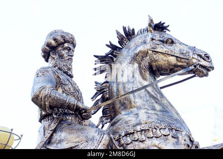 DUSCHANBE, TADSCHIKISTAN - 2. JULI 2022: Die Bronzestatue von Giyas ad-DIN Muhammad, einem Sultan aus der Ghurid-Dynastie. Stockfoto