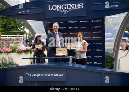 Ascot, Berkshire, Großbritannien. 23. Juli 2022. Die Gewinnerpräsentation für die Longines Valiant Stakes auf der Ascot Rennbahn. Das Pferd, das von Jockey Hollie Doyle geritten wurde, gewann das Rennen. Besitzer Emmy Rothschild und Partner. Trainer Harry und Roger Charlton, Beckhampton. Die Züchter Emily Rothschild. Kredit: Maureen McLean/Alamy Stockfoto