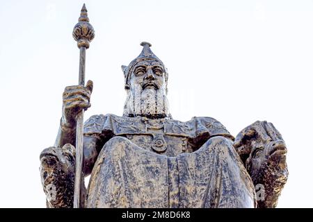 DUSCHANBE, TADSCHIKISTAN - 2. JULI 2022: Die Bronzestatue von Vishtosp oder Gushtosp, einem der Staatsmänner und Gouverneure der Achaemenid-Dynastie. Stockfoto