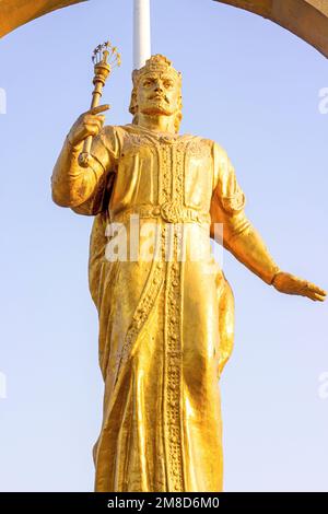 DUSCHANBE, TADSCHIKISTAN - 2. JULI 2022: Die Bronzestatue von Ismail Samani der Samanid amir von Transoxiana und Khorasan. Stockfoto