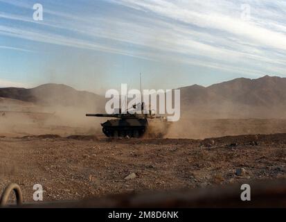 Ein opposing Forces (OpFor) M-551 Sheridan-Lichttank, der visuell einem sowjetischen T-72-Hauptkampfpanzer ähnelt, bewegt sich bei einem Angriff auf die Blue Forces während einer Übung vorwärts. Basis: Fort Irwin Bundesstaat: Kalifornien (CA) Land: Vereinigte Staaten von Amerika (USA) Stockfoto