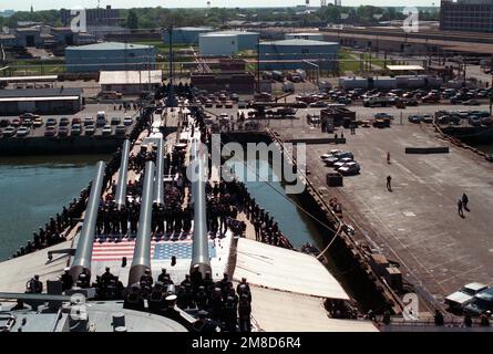 Die Besatzung des Schlachtschiff USS IOWA (BB-61) und die Familien der 47 61 Seeleute, die im 19. April 1989 an Bord des Schiffes getötet wurden, nehmen an einer Zeremonie mit der Besatzung der IOWA zum einjährigen Jubiläum der Explosion Teil. Eine Tafel mit den Namen der Toten wird während der Zeremonie eingeweiht. Basis: Marinestützpunkt, Norfolk Bundesstaat: Virginia (VA) Land: Vereinigte Staaten von Amerika (USA) Stockfoto