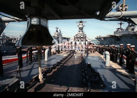 Die Besatzung des Schlachtschiff USS IOWA (BB-61) und die Familien der 47 61 Seeleute, die im 19. April 1989 an Bord des Schiffes getötet wurden, nehmen an einer Zeremonie mit der Besatzung der IOWA zum einjährigen Jubiläum der Explosion Teil. Eine Tafel mit den Namen der Toten wird während der Zeremonie eingeweiht. Basis: Marinestützpunkt, Norfolk Bundesstaat: Virginia (VA) Land: Vereinigte Staaten von Amerika (USA) Stockfoto