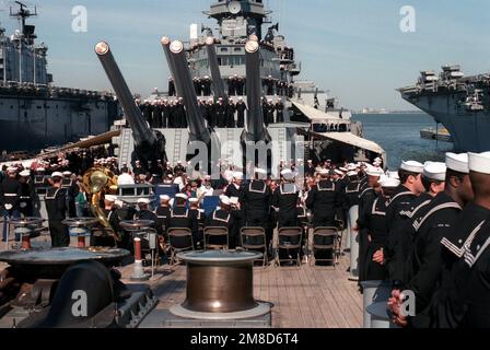 Die Familien der 47 Matrosen, die am 19. April 1989 bei der Explosion des Geschützturms auf dem Schlachtschiff USS IOWA (BB-61) ums Leben kamen, nehmen an einer Zeremonie mit der Crew der IOWA an Bord des einjährigen Jubiläums der Explosion Teil. Eine Tafel mit den Namen der Toten wird während der Zeremonie eingeweiht. Basis: Marine Air Station, Norfolk Bundesstaat: Virginia (VA) Land: Vereinigte Staaten von Amerika (USA) Stockfoto