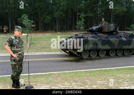 Major General (MGEN) Thomas P. Carney, Commander, 5. Infanteriedivision (mechanisiert), spricht während einer Zeremonie zur Feier der Ankunft des Kampffahrzeugs Bradley M3. Die M3 wird vom 3. Geschwader, 1., 5. Infanteriedivision (Mech.) verwendet. Basis: Fort Polk Bundesstaat: Louisiana (LA) Land: Vereinigte Staaten von Amerika (USA) Stockfoto