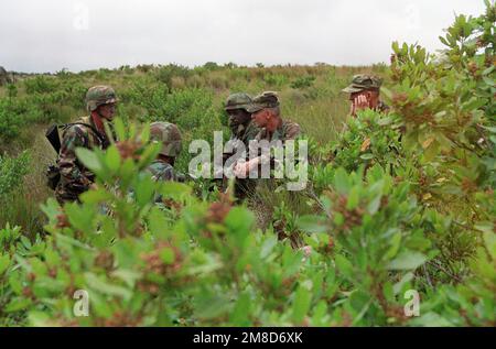 Der General of the Army Julias Gates, Center, besucht während seines Besuchs auf der Basis Soldaten der 25. Infanteriedivision (Light) auf dem Feld. Basis: Schofield Barracks, Kaneohe Bay Bundesstaat: Hawaii (HI) Land: Vereinigte Staaten von Amerika (USA) Stockfoto