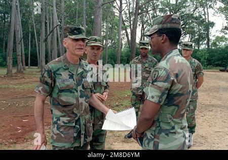 Der General of the Army Julias Gates, Left, spricht während seines Besuchs auf der Basis mit einigen nicht kommissionierten Offizieren der 25. Infanteriedivision (Light). Basis: Schofield Barracks, Kaneohe Bay Bundesstaat: Hawaii (HI) Land: Vereinigte Staaten von Amerika (USA) Stockfoto