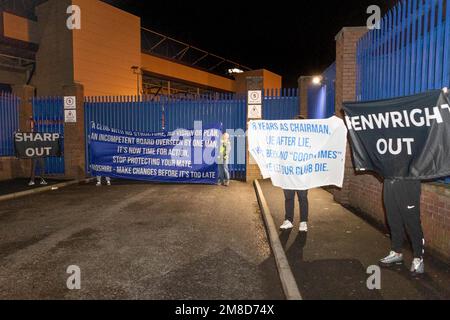 Everton-Fanflaggen, die während des Protestes der Everton-Fans im Goodison Park, Liverpool, Vereinigtes Königreich, am 13. Januar 2023 protestieren (Foto: Phil Bryan/Alamy Live News) Stockfoto