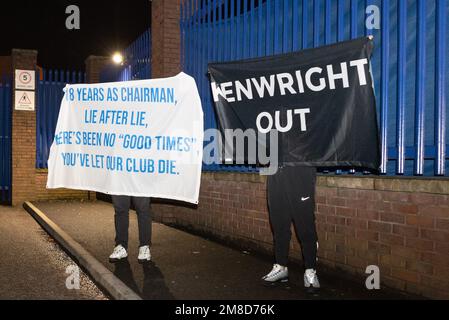 Everton-Fanflaggen, die während des Protestes der Everton-Fans im Goodison Park, Liverpool, Vereinigtes Königreich, am 13. Januar 2023 protestieren (Foto: Phil Bryan/Alamy Live News) Stockfoto