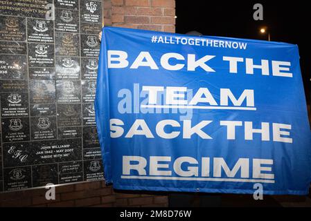 Everton-Fanflagge mit der Aufschrift „Back the Team Sack the Regime“, die während des Protests der Everton-Fans im Goodison Park, Liverpool, Vereinigtes Königreich, am 13. Januar 2023 protestiert (Foto: Phil Bryan/Alamy Live News) Stockfoto