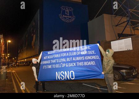 Everton-Fanflaggen, die während des Protestes der Everton-Fans im Goodison Park, Liverpool, Vereinigtes Königreich, am 13. Januar 2023 protestieren (Foto: Phil Bryan/Alamy Live News) Stockfoto