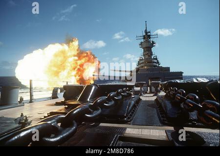 Eine Kugel wird vom Geschützturm Nr. 1 Mark 7 16 Zoll/50 Kaliber an Bord des Schlachtschiffs USS MISSOURI (BB-63) abgefeuert. Land: Unbekannt Stockfoto