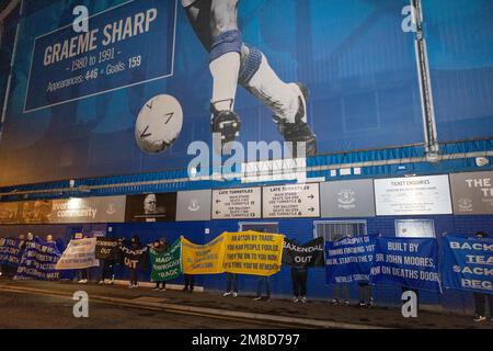 Everton-Fanflaggen, die während des Protestes der Everton-Fans im Goodison Park, Liverpool, Vereinigtes Königreich, am 13. Januar 2023 protestieren (Foto: Phil Bryan/Alamy Live News) Stockfoto