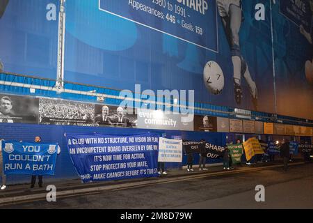 Everton-Fanflaggen, die während des Protestes der Everton-Fans im Goodison Park, Liverpool, Vereinigtes Königreich, am 13. Januar 2023 protestieren (Foto: Phil Bryan/Alamy Live News) Stockfoto