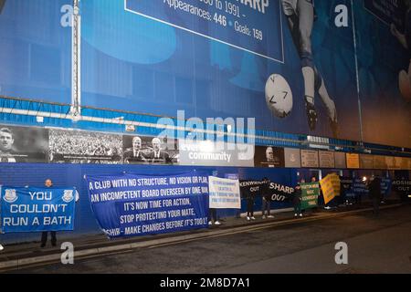 Everton-Fanflaggen, die während des Protestes der Everton-Fans im Goodison Park, Liverpool, Vereinigtes Königreich, am 13. Januar 2023 protestieren (Foto: Phil Bryan/Alamy Live News) Stockfoto