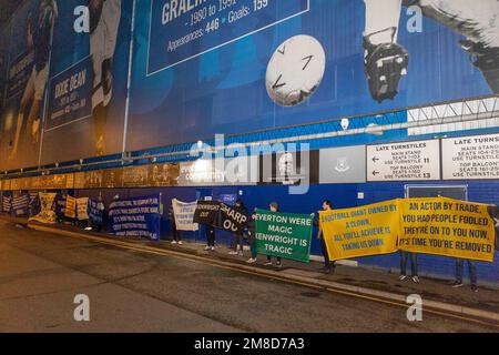 Everton-Fanflaggen, die während des Protestes der Everton-Fans im Goodison Park, Liverpool, Vereinigtes Königreich, am 13. Januar 2023 protestieren (Foto: Phil Bryan/Alamy Live News) Stockfoto