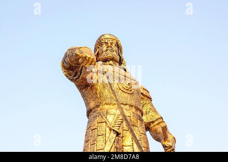 DUSCHANBE, TADSCHIKISTAN - 2. JULI 2022: Die Bronzestatue von Mahmud Tarabi, dem Anführer des Aufstands in Bukhara gegen die Sadr im Jahr 1238 (die Bewegung Stockfoto