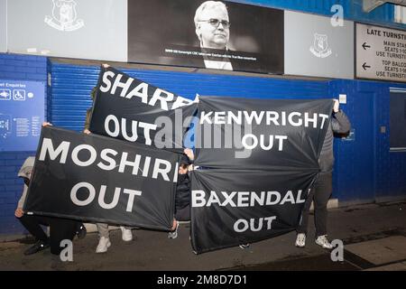 Everton-Fanflaggen, die während des Protestes der Everton-Fans im Goodison Park, Liverpool, Vereinigtes Königreich, am 13. Januar 2023 protestieren (Foto: Phil Bryan/Alamy Live News) Stockfoto