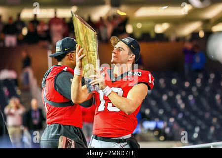 Inglewood, Kalifornien. 9. Januar 2023. Georgia Bulldogs Quarterback Stetson Bennett (13) betrachtet die Trophäe, nachdem er am 9. Januar 2023 im SoFi Stadium in Inglewood, Kalifornien, das College Football Playoff National Championship-Spiel zwischen den TCU Horned Frogs und den Georgia Bulldogs gewonnen hat. (Obligatorischer Kredit: Freddie Beckwith/MarinMedia.org/Cal Sport Media) (absoluter vollständiger Fotograf und erforderliche Credits).Fernsehen oder gewinnorientierte Zeitschriften Wenden Sie sich direkt an MarinMedia. Kredit: csm/Alamy Live News Stockfoto