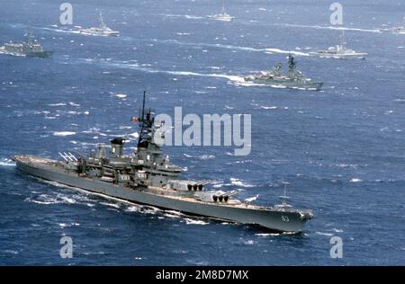 Steuerbord-Blick auf das Schlachtschiff USS MISSOURI (BB-63), das während der Übung RIMPAC '90 in der Nähe von Hawaii mit seiner Kampfgruppe unterwegs ist. Der australische Raketenzerstörer HMAS BRISBANE (DDG 41) und die kanadische Fregatte HMCS ANNAPOLIS (265) sind auf dem Weg zum Hafen von Missouri. Betreff Betrieb/Serie: RIMPAC '90 Land: Pazifik (POC) Stockfoto