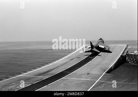 Ein FRS. Das Sea Harrier-Flugzeug Mark 1 nähert sich dem Ende seines Startlaufs entlang des Flugdecks des britischen Leichtflugzeugträgers HMS INVINCIBLE (R 05) während der NATO Southern Region Training DRACHENHAMMER '90. Gegenstand Operation/Serie: DRACHENHAMMER '90 Land: Mittelmeer (MED) Stockfoto