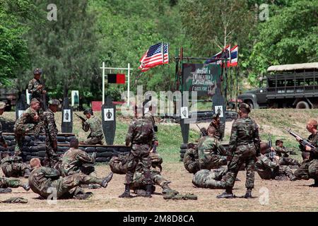 Thailändische Soldaten und Mitglieder von 4. Mrd., 22. Inf., 25. Inf. Div (Licht), trainieren Sie auf dem Schnellfeuerkurs in einem thailändischen Armeelager während der kombinierten Thai/US-Übung Cobra Gold '90. Betreff Operation/Serie: COBRA GOLD '90 Basis: Chon Buri Land: Thailand (THA) Stockfoto