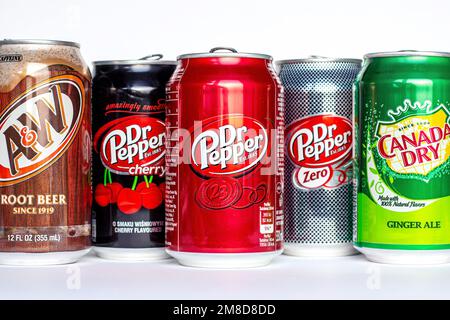 DUSCHANBE, TADSCHIKISTAN - 12. SEPTEMBER 2022: Verschiedene Arten von beliebten Dr. Pepper kohlensäurehaltigen Soda-Dosen (Classic, Cherry und Zero) und andere auf Weiß Stockfoto